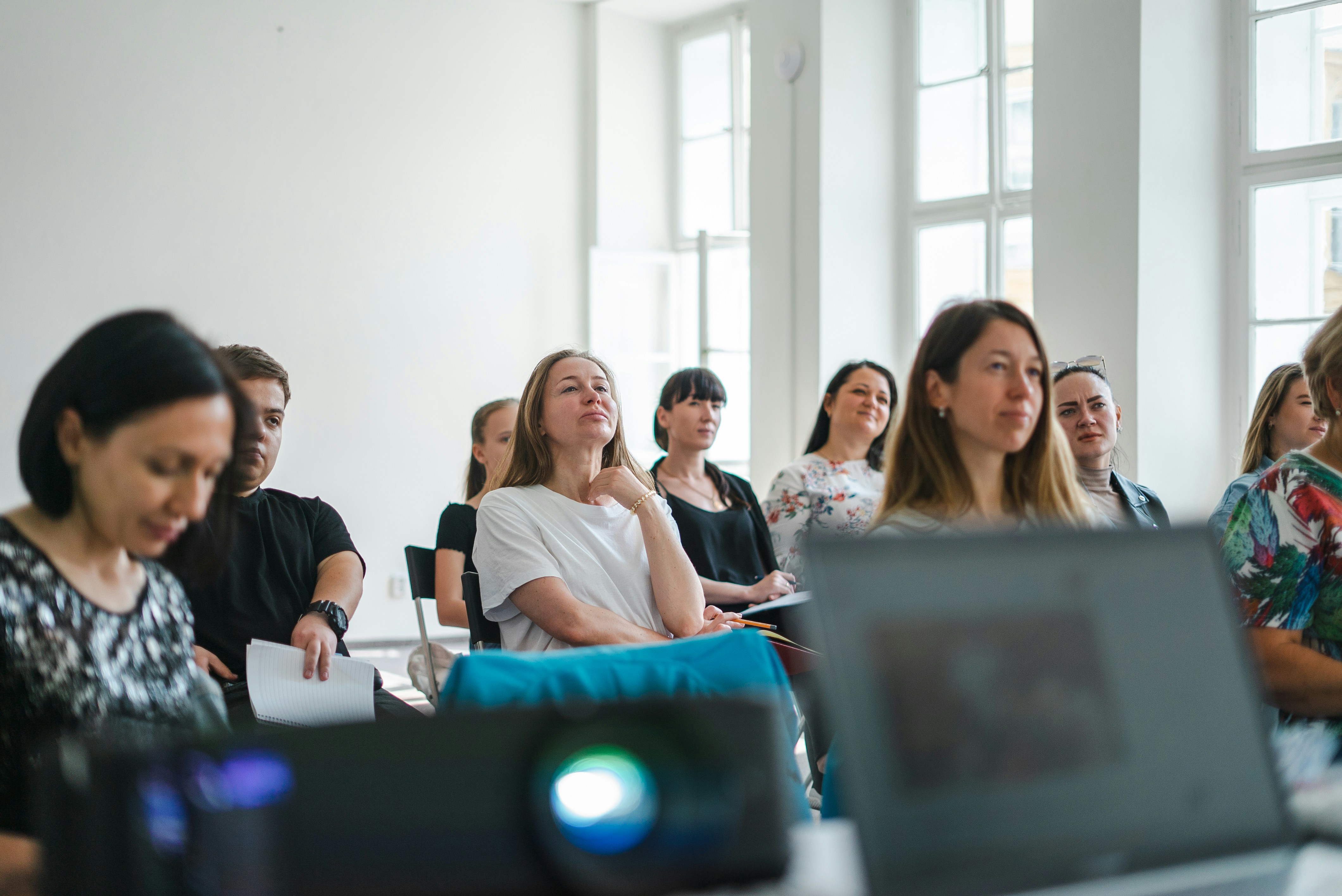 Classeur de planification et tableur de projection posés côte à côte